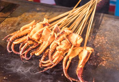Izgara kalamar ızgara, lezzetli ızgara deniz ürünleri.