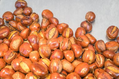 Ahşap arka plan üzerinde nefis kavrulmuş kestane.