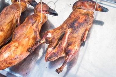 Noel için meyve ile kızarmış ördek