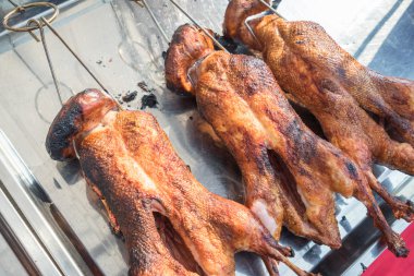 Noel için meyve ile kızarmış ördek