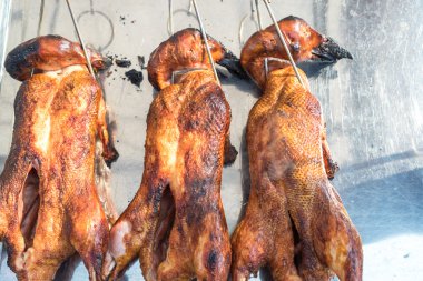 Noel için meyve ile kızarmış ördek