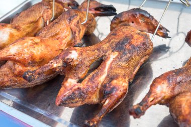 Noel için meyve ile kızarmış ördek