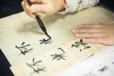 Çinli çocuklar Çin'in geleneksel kültür el yazısı yazılmış Çince karakterler, yazma öğrenmek