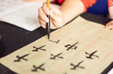 Çinli çocuklar Çin'in geleneksel kültür el yazısı yazılmış Çince karakterler, yazma öğrenmek