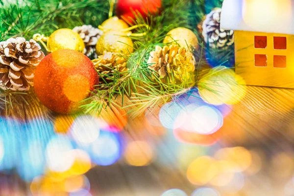 Confezione regalo di Natale con addobbi natalizi e coni di neve — Foto Stock