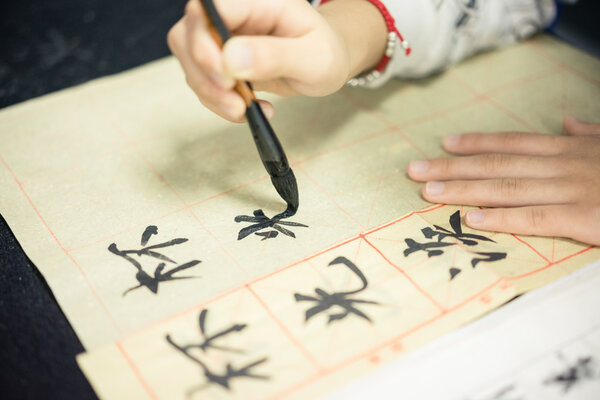 Китайские дети учатся писать китайские иероглифы, каллиграфия - традиционная культура Китая
