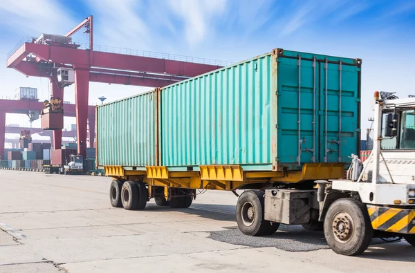 Snelweg brug en vrachtwagen vervoer container op de weg naar de haven. — Stockfoto