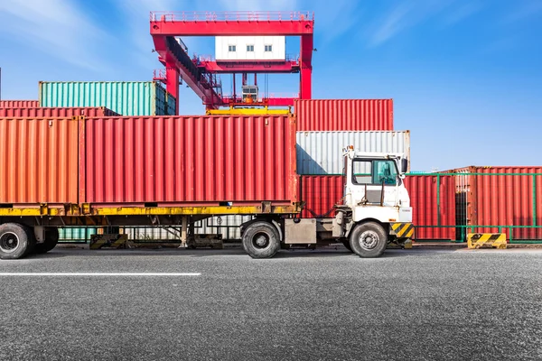 Ponte autostradale e camion container di trasporto sulla strada per il porto . — Foto Stock