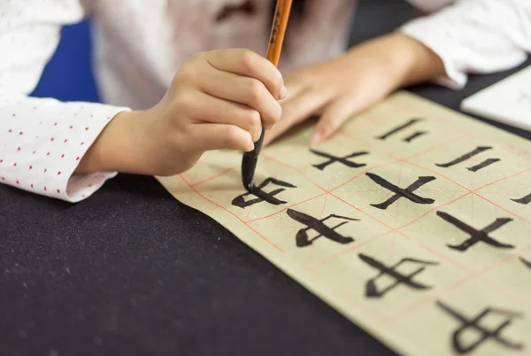Çinli çocuklar Çin'in geleneksel kültür el yazısı yazılmış Çince karakterler, yazma öğrenmek — Stok fotoğraf