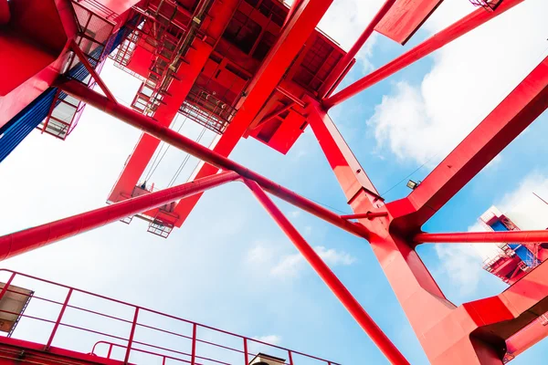 Harbor kran på skenor i hamn. — Stockfoto