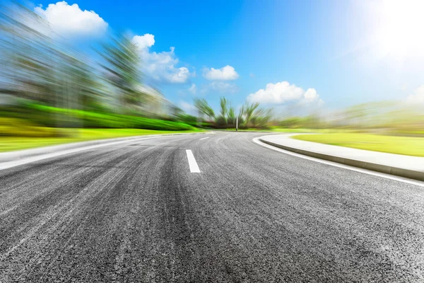 Estrada curva e céu azul — Fotografia de Stock