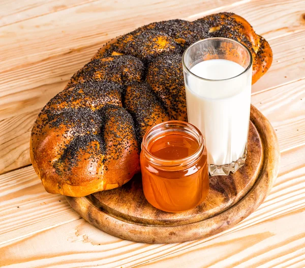 Zwei ganze frische Challahbrot mit Mohn und Sesam auf einem hölzernen — Stockfoto