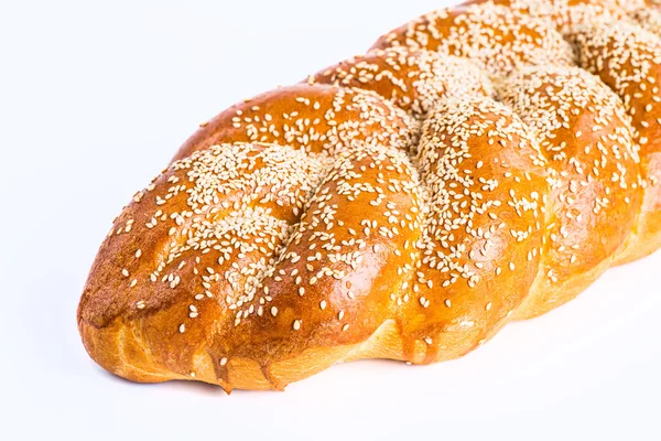 Twee hele verse challah brood met papaver en sesam zaadjes op een w — Stockfoto