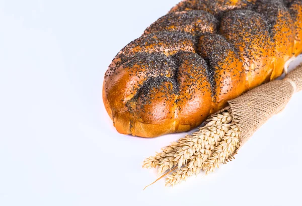 Bir w üzerinde haşhaş ve susam tohumu ile iki bütün taze challah ekmek — Stok fotoğraf