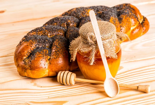 Haşhaş ve bir tahta üzerinde susam ile iki bütün taze challah ekmek — Stok fotoğraf