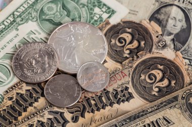 Yüz ABD dolar faturaları bir tabloda yığını