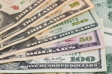 Yüz ABD dolar faturaları bir tabloda yığını