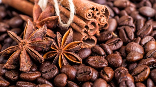 Close-up van twee koffiebonen op gebrande koffie heap. Coffee bean — Stockfoto