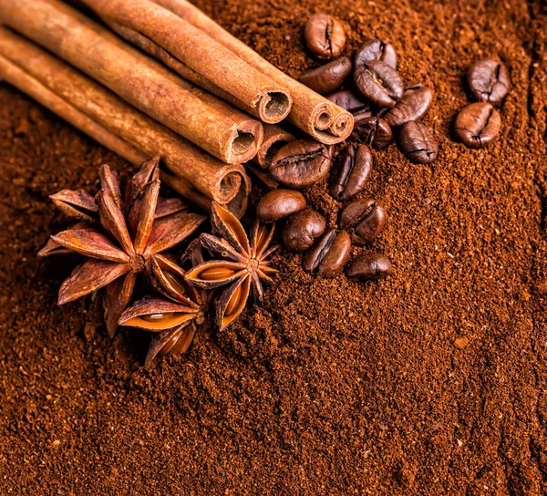 Primer plano de dos granos de café en el montón de café tostado. Grano de café —  Fotos de Stock