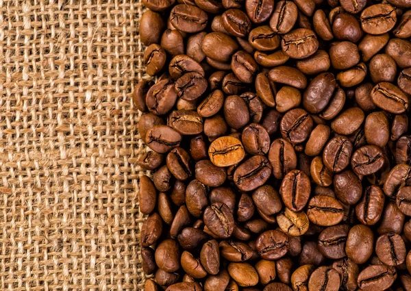 Záběr ze dvou kávových zrn v pražené kávě haldy. Kávové zrno — Stock fotografie