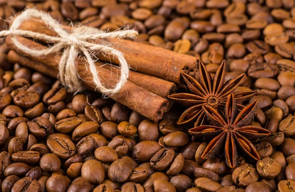 Primer plano de dos granos de café en el montón de café tostado. Grano de café —  Fotos de Stock