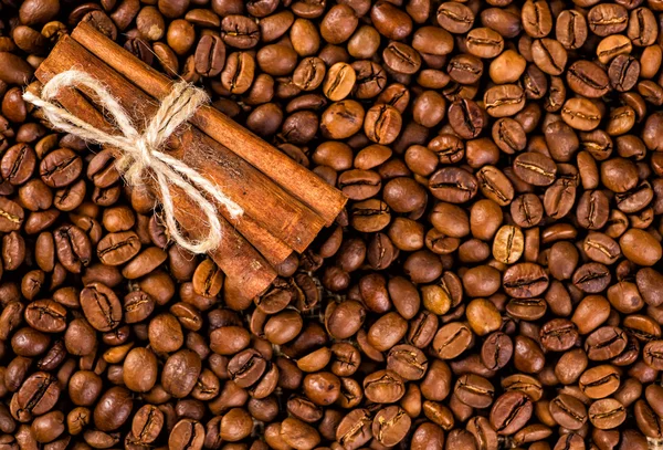 Primer plano de dos granos de café en el montón de café tostado. Grano de café —  Fotos de Stock
