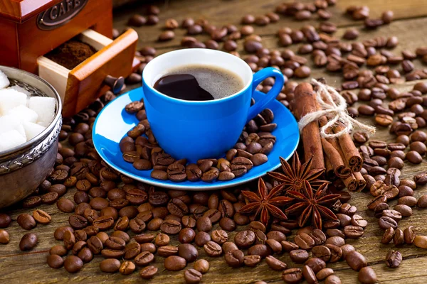 Grão de café e café em fundo de madeira — Fotografia de Stock