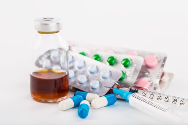 Çeşitli soğuk reçeteli şişeler ve bir wh izole bir şırınga