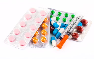 Çeşitli soğuk reçeteli şişeler ve bir wh izole bir şırınga