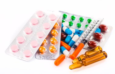 Pek çok ilaç ve beyaz arka plan üzerinde izole Tablet