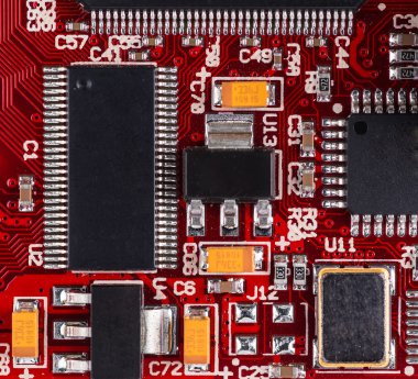 Elektronik devre kartının işlemcili yakın plan görüntüsü