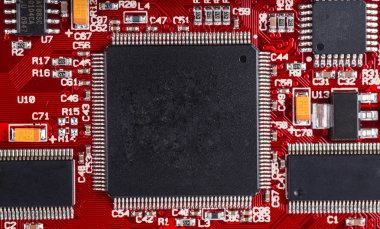 Elektronik devre kartının işlemcili yakın plan görüntüsü