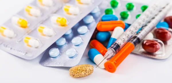 Piller i kolven, flaskor och tuber med läkemedel på whit — Stockfoto
