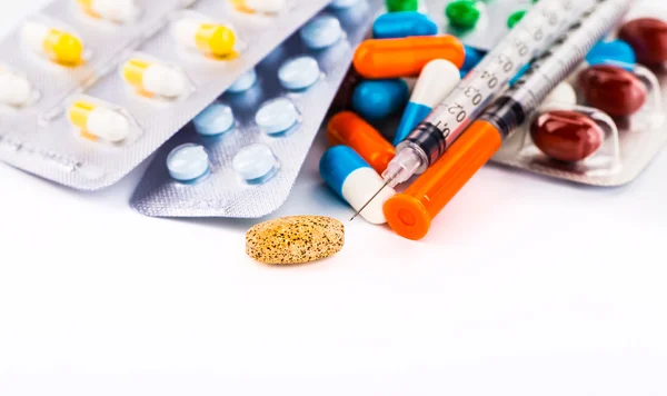 Mediciner tabletter och kapslar i en bägare — Stockfoto