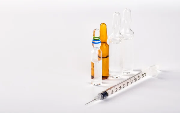 Flacons médicaux injectables avec une seringue — Photo