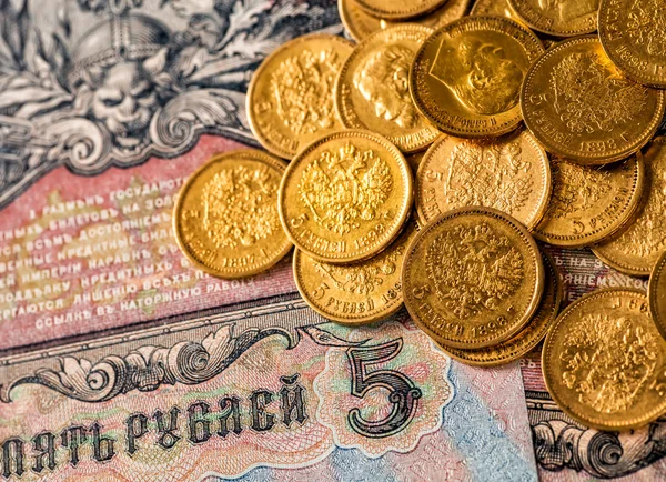 Gold- und Silbermünzen des Russischen Reiches im Hintergrund — Stockfoto