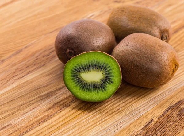 Kiwi fruta no fundo de madeira marrom — Fotografia de Stock