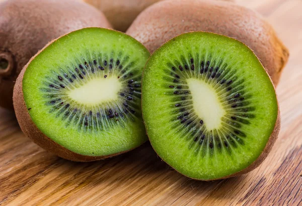 Kiwi fruta no fundo de madeira marrom — Fotografia de Stock