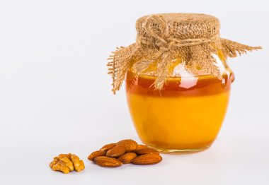 Taze bal ile fındık, limon, Natürmort, beyaz arka plan