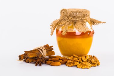 Bal ve limon ve beyaz zemin üzerine fındık