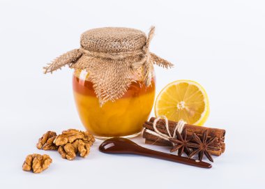 Taze bal ile fındık, limon, Natürmort, beyaz arka plan