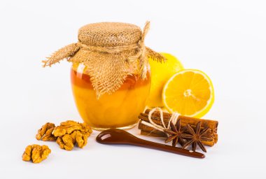 Taze bal ile fındık, limon, Natürmort, beyaz arka plan