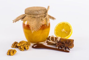 Taze bal ile fındık, limon, Natürmort, beyaz arka plan