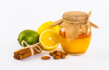 Bal ve limon ve beyaz zemin üzerine fındık