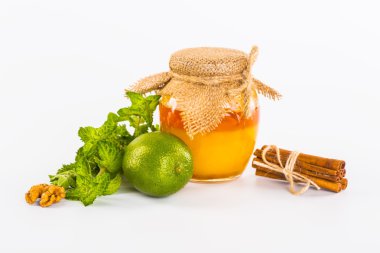 Taze bal ile fındık, limon, Natürmort, beyaz arka plan