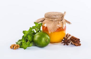 Taze bal ile fındık, limon, Natürmort, beyaz arka plan