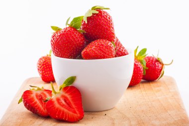 Olgun taze çilek ile kase