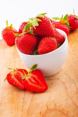 Olgun taze çilek ile kase