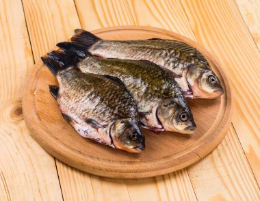 Taze çiğ balık ve gıda maddeleri masada