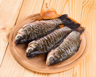 Taze çiğ balık ve gıda maddeleri masada